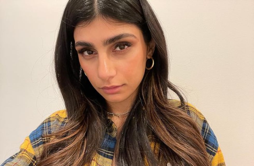 Mia Khalifa tomó el sol desde París con una bikini estampada de palmeras