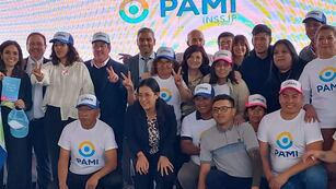 Rodeada por dirigentes, candidatos y militantes, la ministra Raquel Olmos en el encuentro con jubilados de Jujuy.