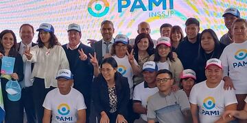 Rodeada por dirigentes, candidatos y militantes, la ministra Raquel Olmos en el encuentro con jubilados de Jujuy.