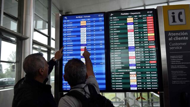 Con demoras. Pasajeros consultan el estado de los vuelos. (Foto: Javier Ferreyra)