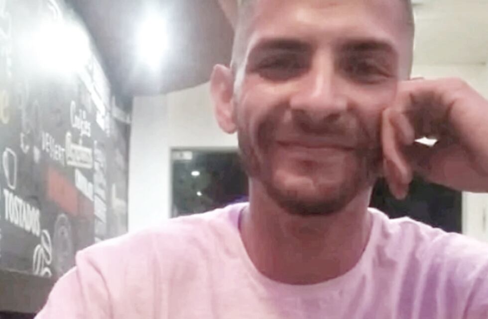 Intentó ayudar a una mujer a la que estaban robando y lo prendieron fuego: su familia pide ayuda