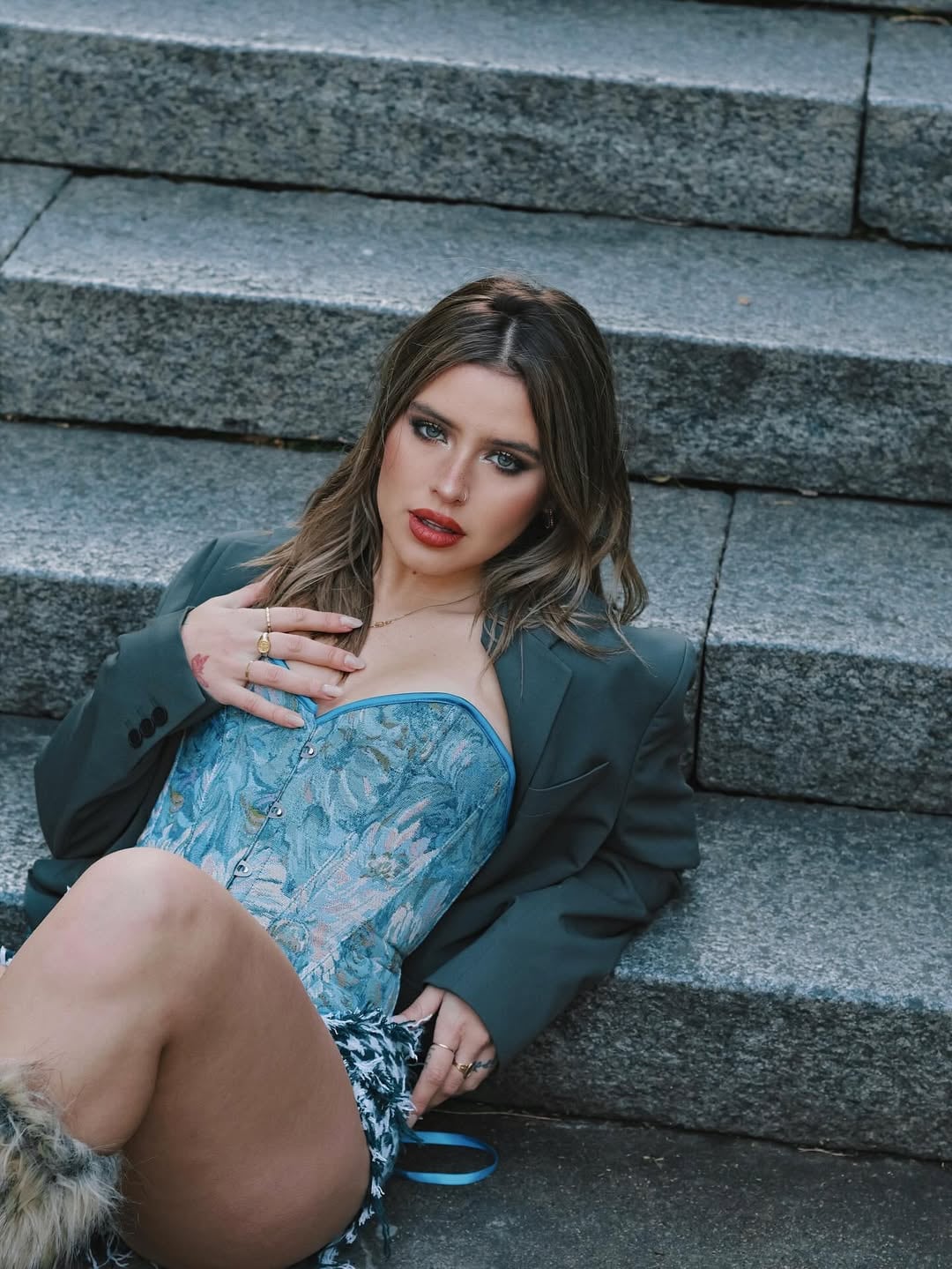 Coti Romero apsotó al corset más sexy y lo mostró en distintas poses