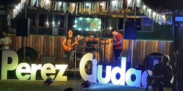 Banda de Rock en el Triangulito de Pérez (Mecha Martínez)