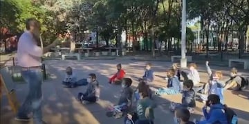 Clases en una plaza