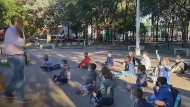 Clases en una plaza
