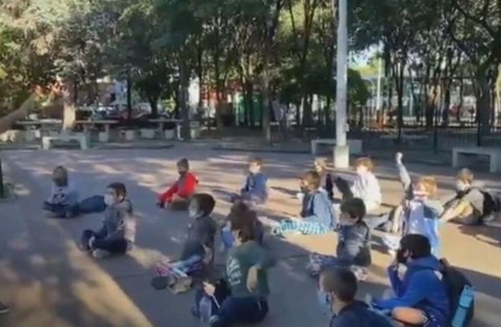 Con las escuelas cerradas en Provincia, un papá dio clases en una plaza de Munro