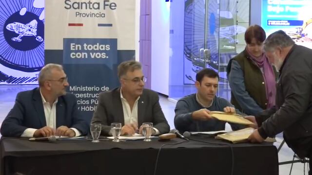 Apertura de sobres para el saneamiento hidráulico del Bajo Peretti