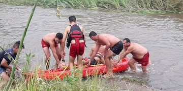 Un hombre debió ser salvado de las turbulentas aguas del balneario de las compuertas.