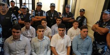 Los 8 jóvenes detenidos presentes en el juicio de Fernando Baez Sosa. (Clarín)