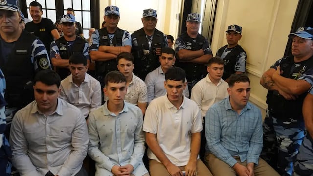 Los 8 jóvenes detenidos presentes en el juicio de Fernando Baez Sosa. (Clarín)