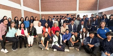 El programa arrancó en la Escuela Municipal N.º 1 “Maestra María Emilia Azar” y se extenderá a toda la provincia.