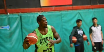 El pivote Arkeem Joseph decidió no continuar en Atenas (Javier Ferreyra / La Voz).