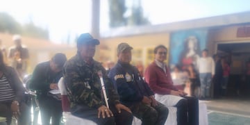 El director del establecimiento, junto a los ex combatientes amaicheños.