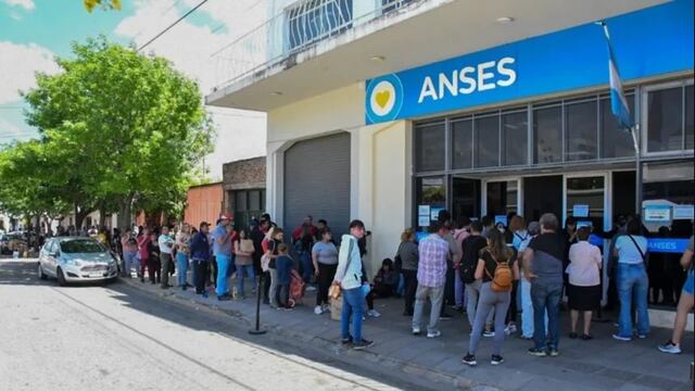 Largas colas en Anses para anotarse y recibir el bono.