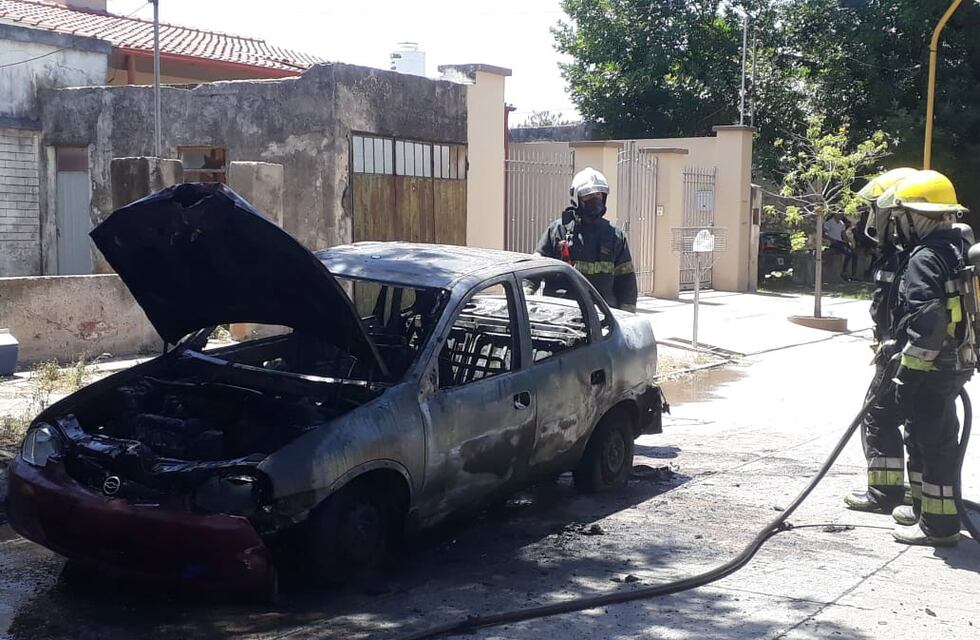 Daños totales en vehículo incendiado