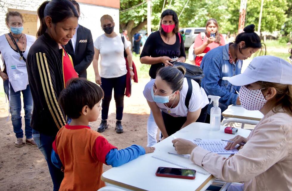 Desarrollo Social firmó convenios y recorrió localidades del norte chaqueño