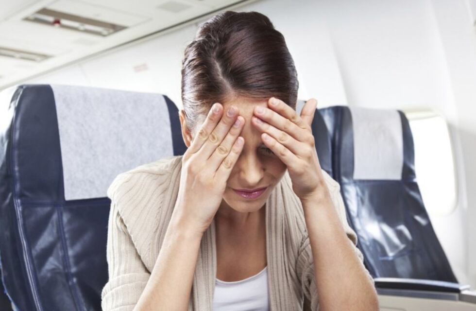 Cómo le afecta a nuestro cuerpo viajar durante muchas horas en avión, según los expertos