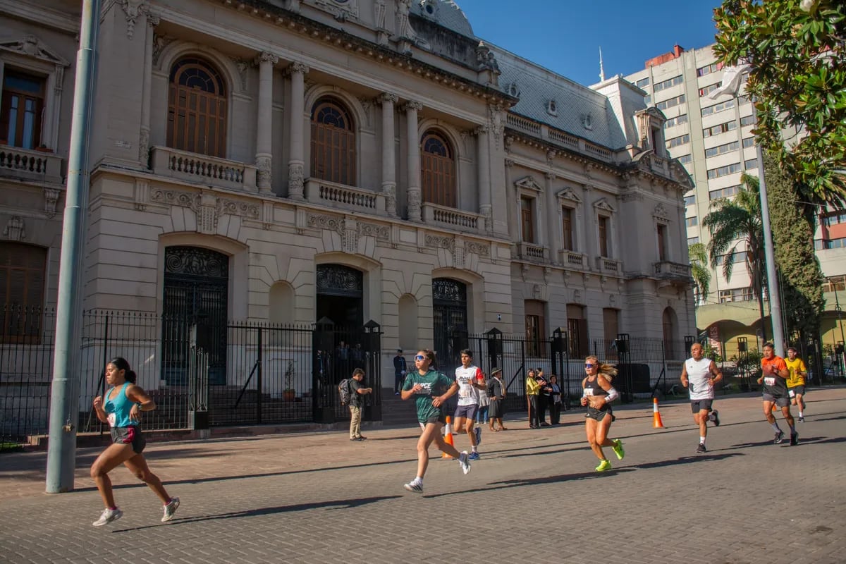 La largada -como también el arribo- de todas las categorías tuvieron como punto de encuentro la Ciudad Cultural, desde donde los participantes iniciaron un recorrido que puso en valor el patrimonio urbano de la capital jujeña.
