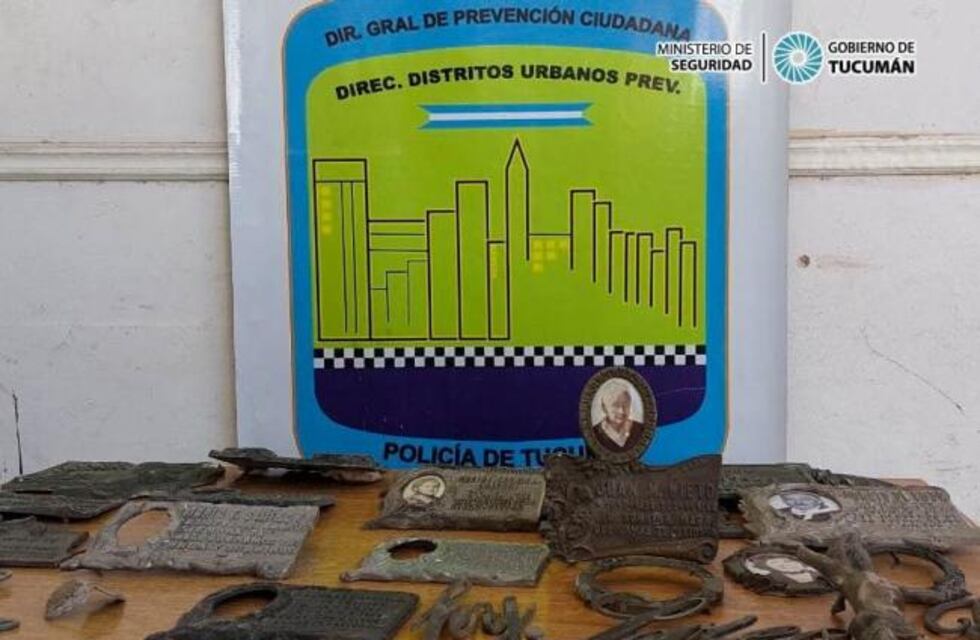 Recuperaron 25 placas de bronce robadas en el Cementerio del Norte y aprehendieron a un joven