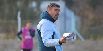 Diego Pozo, que seguiría al frente en Racing, mete un par de cambios ante los jujeños (Prensa Racing).