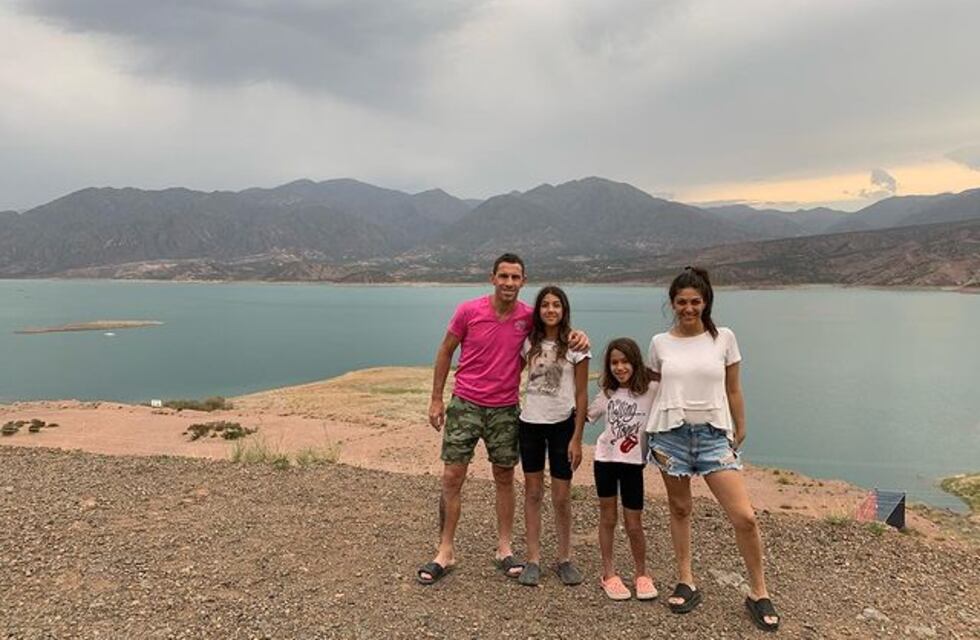 El futbolista Maxi Rodríguez disfruta de sus vacaciones familiares en la provincia