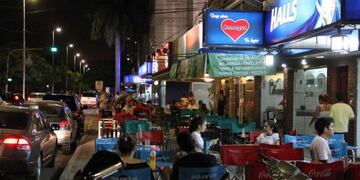 Los gastronómicos protestan por la decisión de no dejarlos trabajar, "nos pegan un tiro en la cabeza" afirmaron.