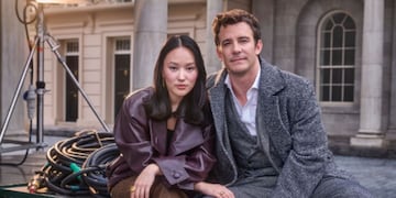 Luke Thompson (Benedict Bridgerton), y Yerin Ha (Sophie Baek) en su primera sesión de fotos