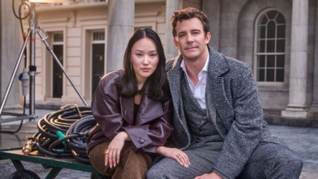 Luke Thompson (Benedict Bridgerton), y Yerin Ha (Sophie Baek) en su primera sesión de fotos
