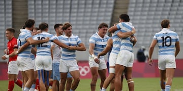 El festejo del seleccionado argentino de rugby, que logró el bronce, la primera medalla para el país. (@PrensaCOA)