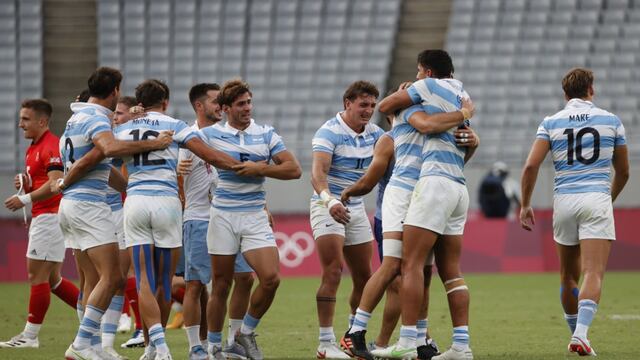 El festejo del seleccionado argentino de rugby, que logró el bronce, la primera medalla para el país. (@PrensaCOA)