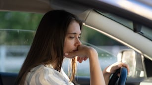 Qué significado tiene que una persona diga “no pasa nada” cuando sí le pasa algo, según la psicología