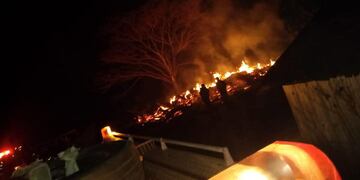 Santiago de Liniers: un incendio consumió un galpón y casi avanza a la casa lindante.