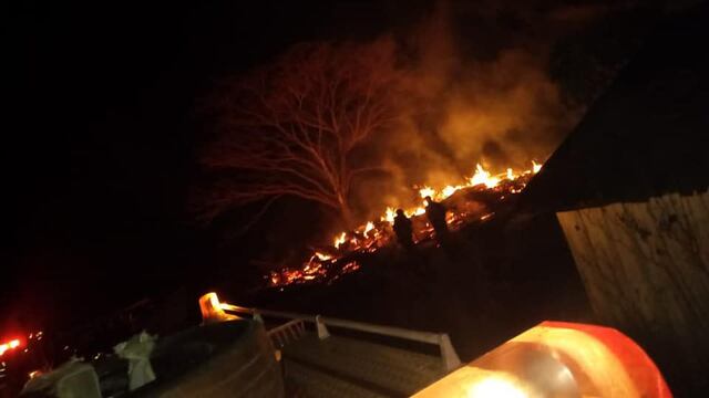 Santiago de Liniers: un incendio consumió un galpón y casi avanza a la casa lindante.