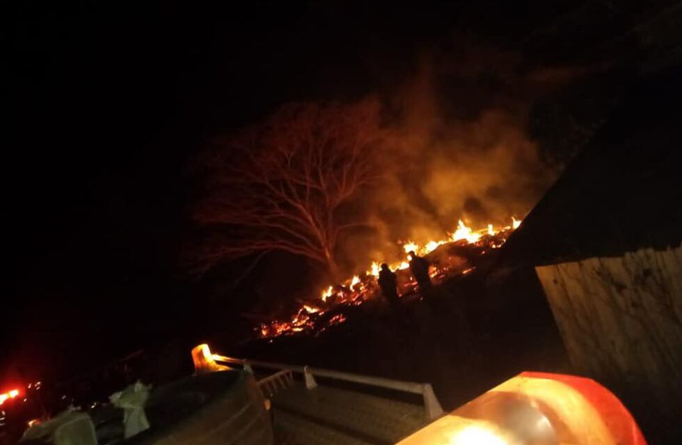 Santiago de Liniers: un incendio consumió un galpón y casi avanza a la casa lindante