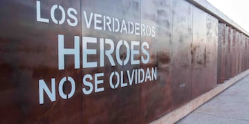 Monumento a los soldados caídos en la guerra Malvinas en el Parque Central de Ciudad