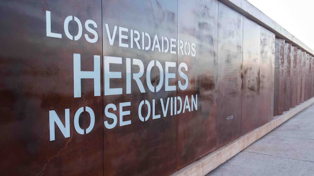Monumento a los soldados caídos en la guerra Malvinas en el Parque Central de Ciudad