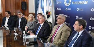 El gobernador Osvaldo Jaldo explicó que las empresas de colectivos están bajo la jurisdicción del municipio de la Capital y que la provincia no puede intervenir sin ser convocada.