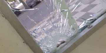 En la puerta de Mosconi al 1500 quedó la huella de un proyectil.