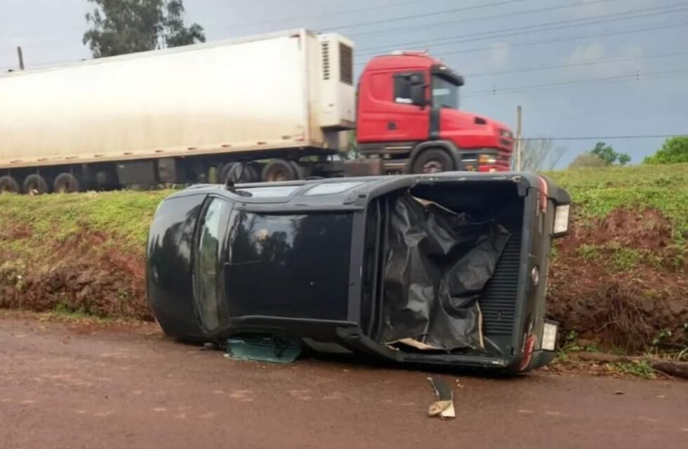 Despiste y vuelco en 9 de Julio dejó solo daños materiales