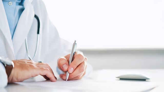 Aunque la mayoría de los casos de cáncer colorrectal ocurren en personas sin antecedentes familiares o personales, mayormente en individuos mayores de 50 años, el alarmante aumento de su incidencia y mortalidad en personas jóvenes ha impulsado una revisión de las pautas de detección