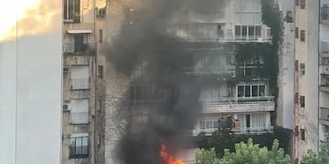 Un edificio de ocho pisos se incendió este sábado en Palermo.