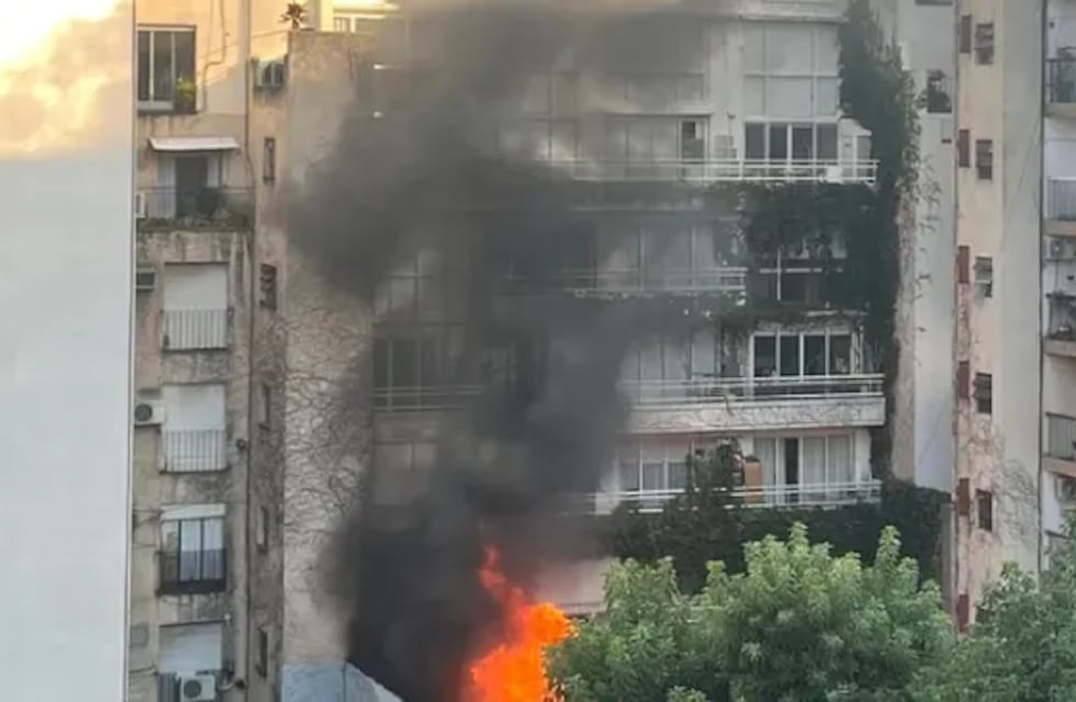 Video: fuerte incendio en un edificio de ocho pisos en Palermo, donde 10 personas debieron ser hospitalizadas