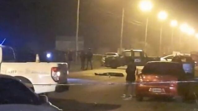 El cuerpo yace sobre el asfalto de la ruta 4.