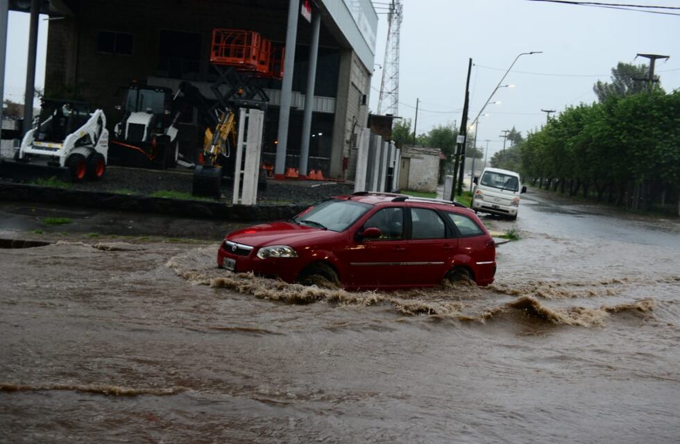 Córdoba: la incesante lluvia produjo inundaciones, caída de árboles y el cierre de la costanera