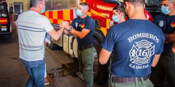 La Falda. Bomberos recibieron el reconocimiento por su labor y entrega en Corrientes.