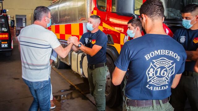 La Falda. Bomberos recibieron el reconocimiento por su labor y entrega en Corrientes.