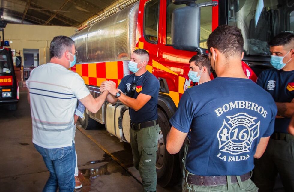 Colecta solidaria en el Cuartel de Bomberos de La Falda para celebrar el Día de la Niñez