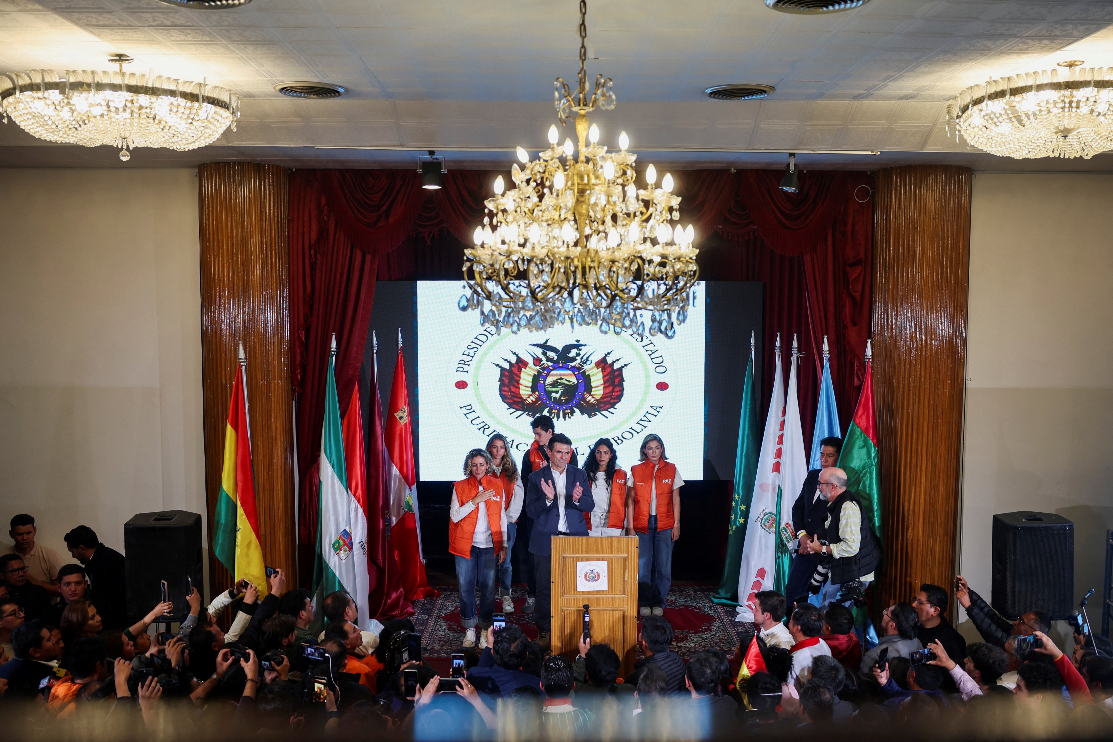 El senador centrista y candidato presidencial del Partido Demócrata Cristiano (PDC), Rodrigo Paz, celebra el domingo a la noche los resultados preliminares de la segunda vuelta, en su sede dispuesta en el Hotel Presidente en la ciudad de La Paz.
