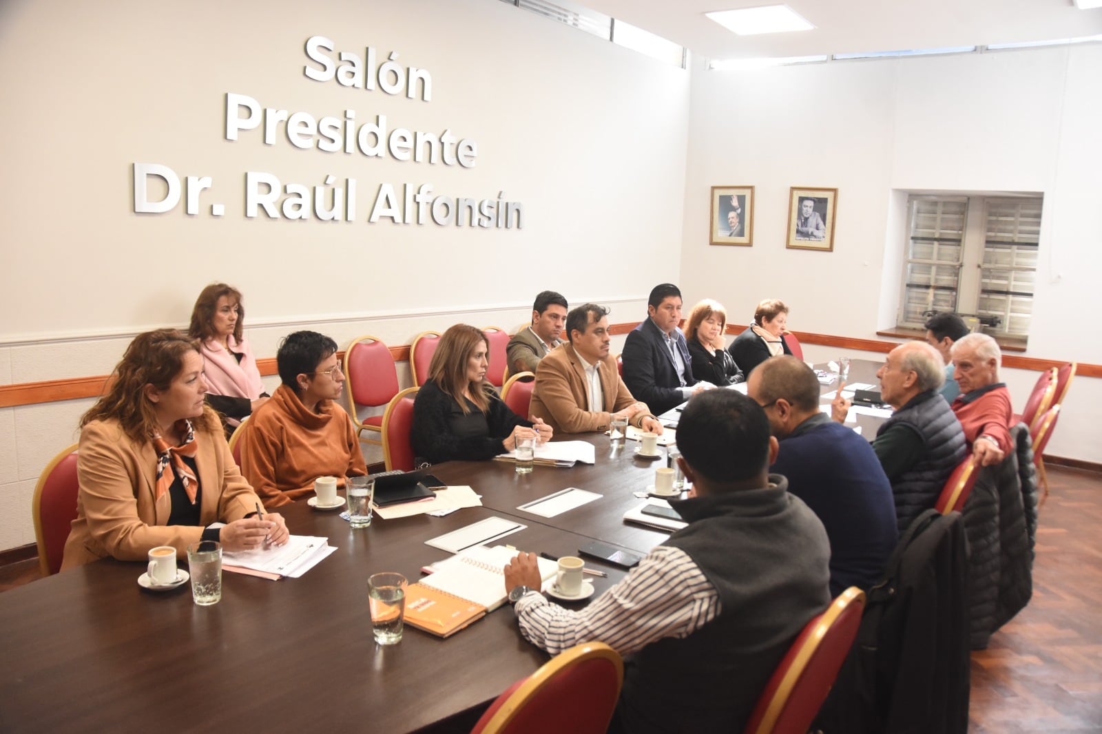 La Comisión de Salud, presidida por el diputado Omar Gutiérrez, en reunión convocada en el salón “Presidente Raúl Alfonsín” de la Legislatura de Jujuy con referentes del Colegio Médico.