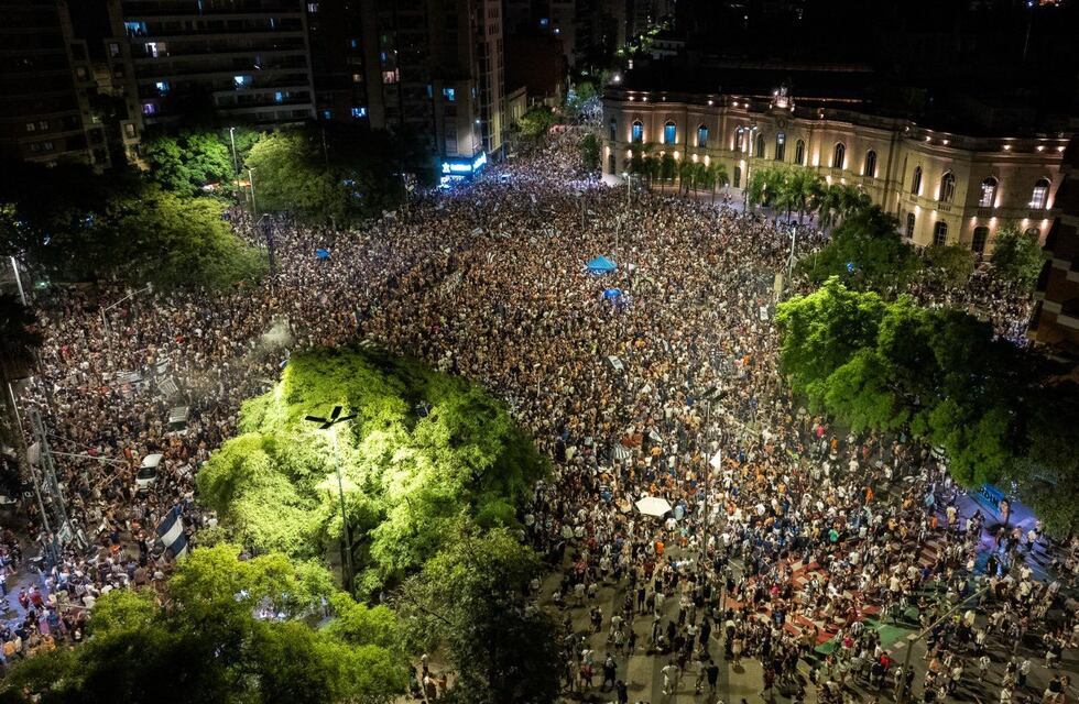 Manija total: el jugador de Talleres que se bajó del avión y festejó en el Patio Olmos